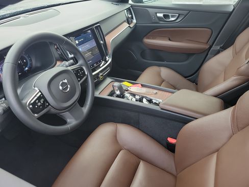 Used 2023 Volvo V60 B5 Cross Country Plus image 3