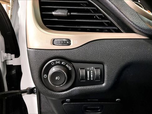 Used 2015 Jeep Cherokee Limited image 34