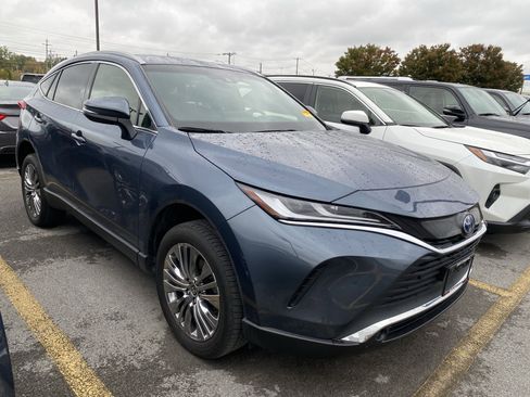 Used 2022 Toyota Venza XLE image 2