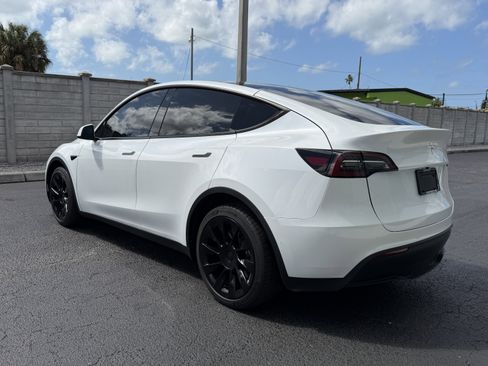 Used 2022 Tesla Model Y Long Range image 3