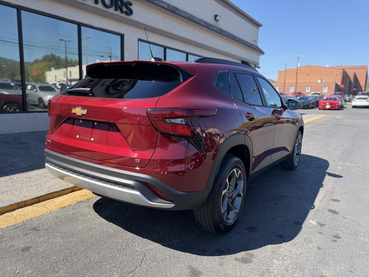 Used 2025 Chevrolet Trax LT FWD image 3