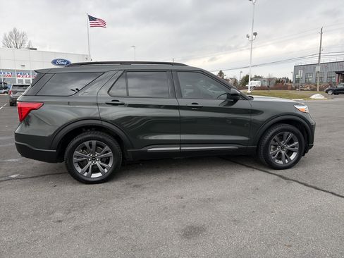 Used 2022 Ford Explorer XLT w/ Equipment Group 202A image 2