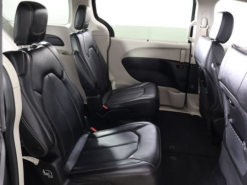 Used 2024 Chrysler Pacifica Touring-L FWD image 34