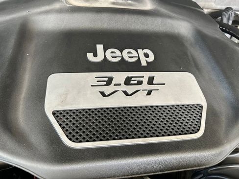 Used 2012 Jeep Wrangler Unlimited Rubicon w/ Connectivity Group AWD/4WD image 8