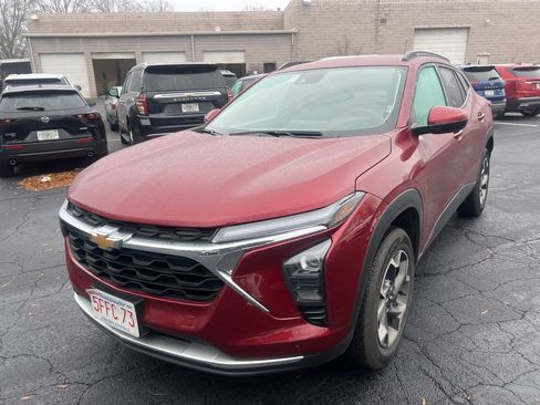 Used 2025 Chevrolet Trax LT w/ LT Convenience Package image 1