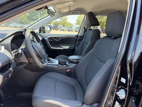 Used 2021 Toyota RAV4 LE FWD image 22