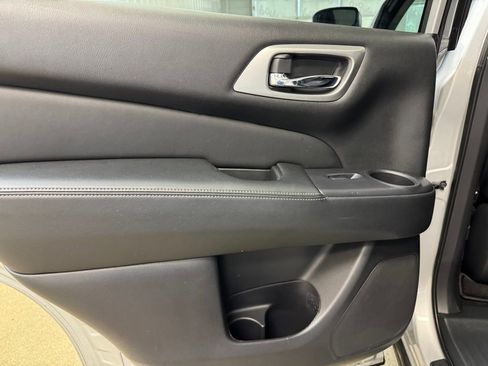 Used 2020 Nissan Pathfinder S image 14