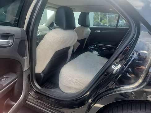 Used 2018 Chrysler 300 Touring L RWD image 7