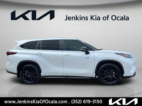 Used 2026 Toyota Highlander Limited AWD/4WD image 2