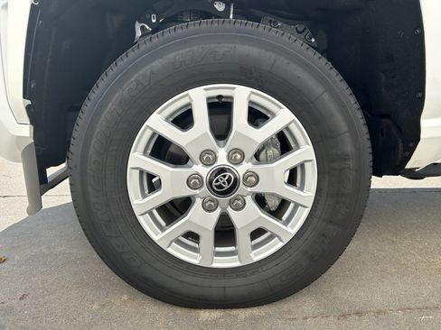 Certified 2025 Toyota Tacoma SR5 AWD/4WD image 12