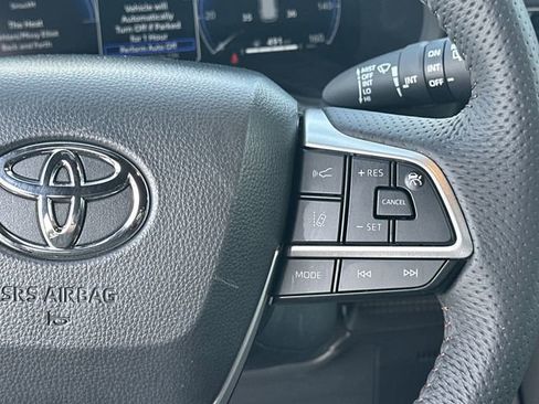 Used 2025 Toyota Sienna Limited FWD image 11
