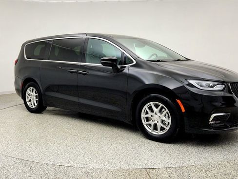 Used 2025 Chrysler Pacifica Select FWD image 3