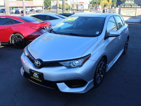 Used 2018 Toyota Corolla iM w/ Carpet Mat Package (TMS) FWD image 4