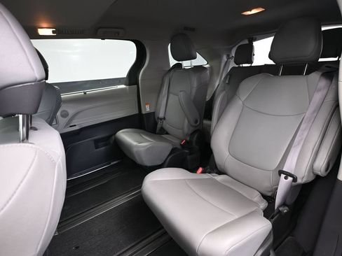 Used 2022 Toyota Sienna XLE AWD/4WD image 38
