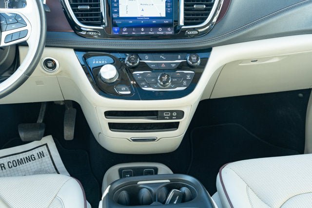 Used 2020 Chrysler Pacifica Limited FWD image 32
