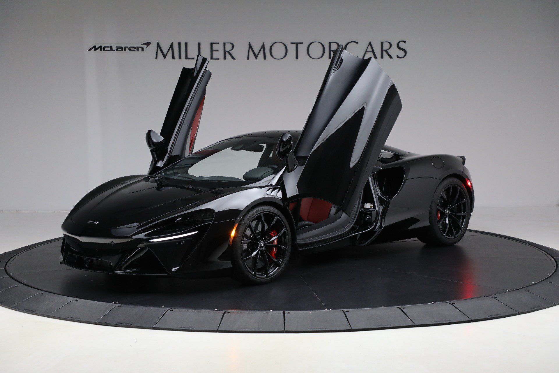 Used 2024 McLaren Artura RWD image 14