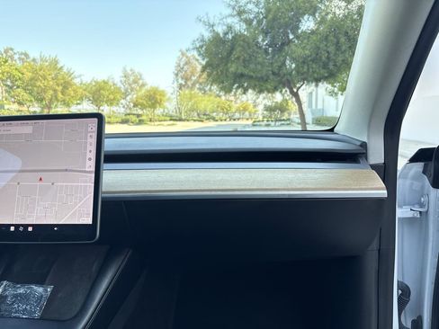Used 2021 Tesla Model Y Long Range AWD/4WD image 17