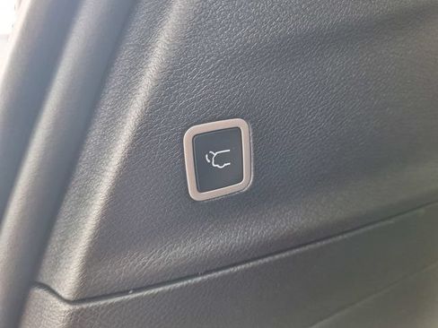 Used 2026 Chrysler Pacifica Limited FWD image 17
