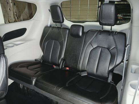 Used 2024 Chrysler Pacifica Touring-L FWD image 14