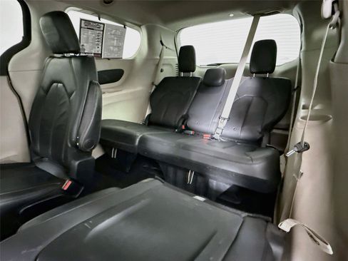 Used 2017 Chrysler Pacifica Touring-L FWD image 11