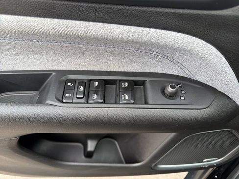Used 2025 Jeep Compass Latitude w/ Sun & Sound Group AWD/4WD image 24