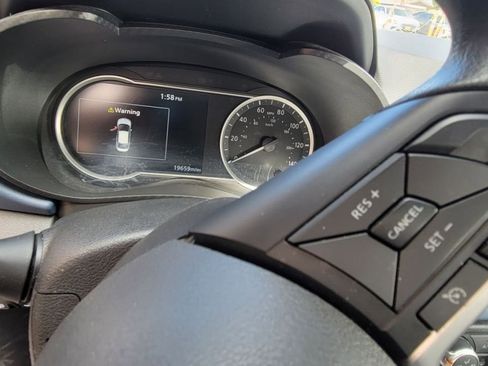 Used 2025 Nissan Versa SV image 5