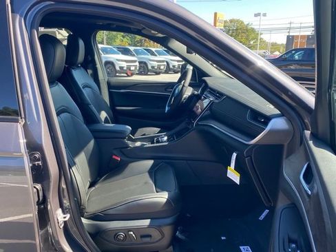 New 2025 Jeep Grand Cherokee L Limited w/ Luxury Tech Group II image 30