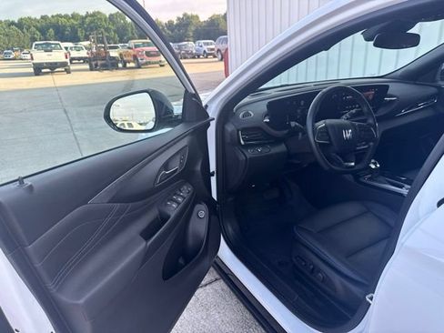 Used 2025 Buick Envista Sport Touring w/ Convenience I Package FWD image 22