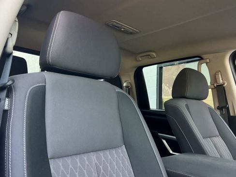 Used 2022 Nissan Titan SV AWD/4WD image 18