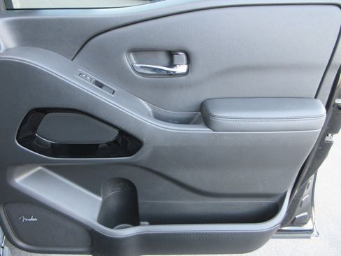 Used 2022 Nissan Frontier PRO-4X w/ Pro-4X Premium Package image 26