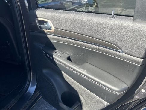 Used 2017 Jeep Grand Cherokee Limited w/ Luxury Group II image 12