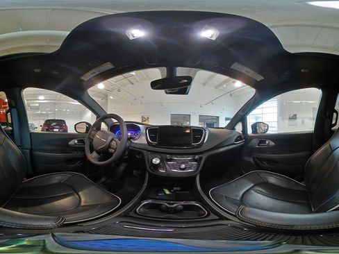 Used 2025 Chrysler Pacifica Limited image 46