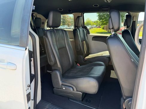Used 2019 Dodge Grand Caravan SXT FWD image 14