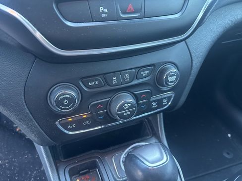 Used 2019 Jeep Cherokee Latitude Plus w/ Comfort/Convenience Group image 15