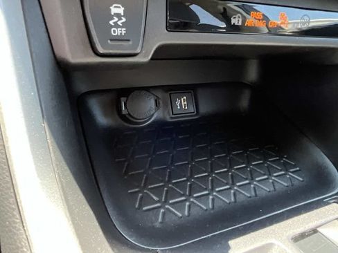 Used 2025 Toyota RAV4 XLE FWD image 38