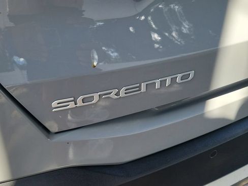 Used 2025 Kia Sorento S FWD image 11
