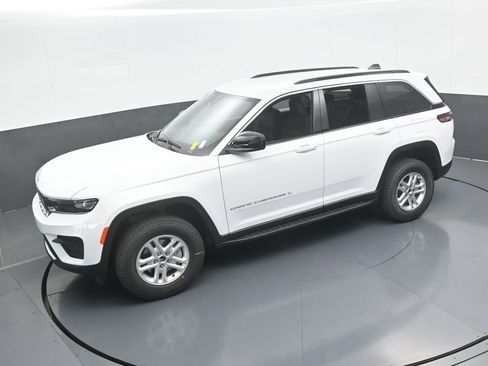 Used 2025 Jeep Grand Cherokee Laredo image 41