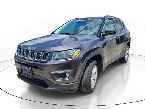 Used 2020 Jeep Compass Latitude w/ Cold Weather Group AWD/4WD image 3
