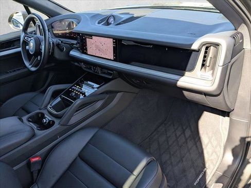 Used 2024 Porsche Cayenne image 18