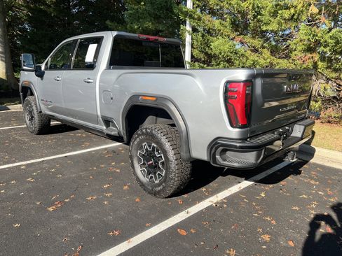 Used 2025 GMC Sierra 2500 AT4X image 8