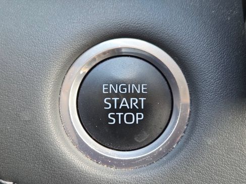 Used 2024 Toyota Highlander XLE AWD/4WD image 37