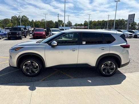 Used 2024 Nissan Rogue SV AWD/4WD image 9
