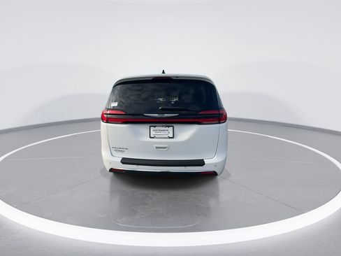 Used 2024 Chrysler Pacifica Touring-L FWD image 7