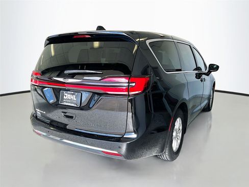 Used 2024 Chrysler Pacifica Touring-L image 13