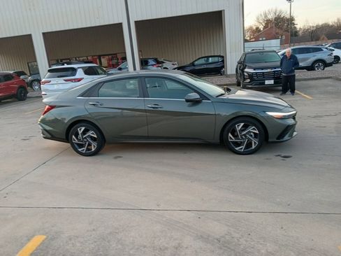 Used 2025 Hyundai Elantra SEL image 4