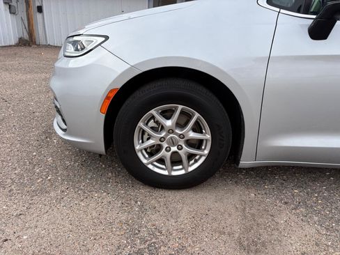 Used 2024 Chrysler Pacifica Touring-L image 2