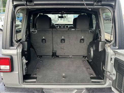 Used 2023 Jeep Wrangler Unlimited Sahara AWD/4WD image 19