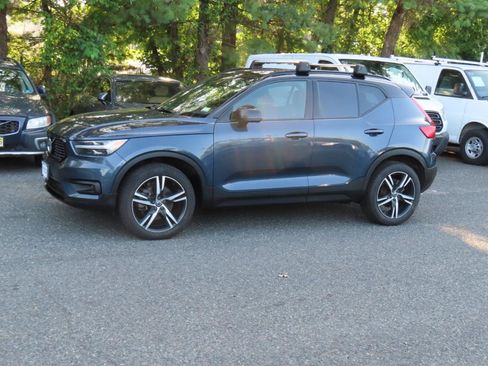 Used 2022 Volvo XC40 T5 R-Design w/ Climate Package AWD/4WD image 2