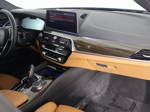 Used 2022 BMW 530i w/ Premium Package RWD image 9