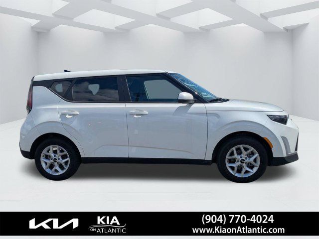 Used 2025 Kia Soul LX w/ LX Technology Package FWD image 2